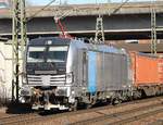 Bildschön, imposant und leise summend fuhr der Vectron 193 802-6 von Railpool mit einem Containerzug durch HH-Harburg.