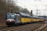 MRCE 193 858-8(REV/MMAL/26.02.14)mit ARS Autologistikzug festgehalten während der Durchfahrt in Langwedel bei Verden/Aller.