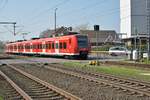 425 571 als RB33 aus Heinsberg kommend bei der Einfahrt in Lindern.