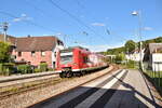 425 554-3 aus Seckach kommend fährt hier gerade als S2 nach Kaiserlautern ein.  Er ereicht hier Auerbach bei Mosbach am 3. September 2025. Die Station liegt sowohl im Gleisbogen, als auch im Gefällewas für Personal und Passagiere es gleichermaßen schwierig macht.