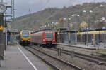 Wegen einer Sperrung der Frankenbahn Kbs 780 ist dieser Anblick erst möglich. Das ein DB Regiozug und ein GoAhead RE zusammen in Neckarelz zusehen sind. 20.11.23