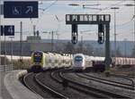 Das erste Exemplar der BR 408 Efringen-Kirchen. 

Tfz 8001 wurde leider von einem dort ebenso geparkten Güterzug in den Schatten gestellt. Daneben 1462 011, der offenbar mit mehreren geborstenen Scheiben durch die Lande fährt. Januar 2022.