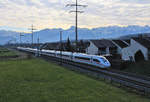 Zugsvielfalt bei Sonnenuntergang an der Bahnstrecke Bern-Thun: ICE 9013 der Deutschen Bahn. Der Zug kommt von Interlaken Ost zurück mit Ziel Basel; nach Interlaken ist er zuvor von Berlin Ostbahnhof her gelangt. Wichtrach, 23.November 2020  