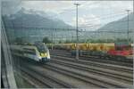 In St-Triphon sind etliche bwegt Triebz�ge abgestellt, die hier wohl auf einen Platz in Villeneuve zum ETCS Einbau warten. Die Z�ge k�nnen leider nur vom Zug aus fotografiert werden. Im (nicht so gelungen) Bild der DB 442 819.  

17. Juni 2026