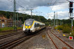 Auf Dienstfahrt weitab von seiner Heimat, f�hrt der vierteilige Bombardier Talent 2 – DB 3442-201 / 3442-701 (94 80 3442 201-4 D-DB / 94 80 3443 201-3 D-DB / 94 80 3443 701-2 D-DB) der DB Regio Baden-W�rttemberg und eigentlich f�r den Regionalverkehr W�rttemberg fahrende am 10 Oktober 2026 durch den Bahnhof Betzdorf/Sieg in Richtung K�ln. 

Da der „Hamster“ aus dem L�ndle �u�erlich nicht gerade sauber war, so vermute ich das er nicht aus einer Revision kommt, sondern in eine Revision ins Rheinland geht. 

Der Triebzug wurde 2016 von der Bombardier Transportation GmbH in Hennigsdorf unter den Fabriknummern HEN 29234 bis HEN 29237 gebaut und an die DB Regio Baden-W�rttemberg geliefert.

Familie von Triebz�gen des Herstellers Bombardier Transportation. „Talent“ ist ein Akronym f�r Talbot leichter Nahverkehrs-Triebwagen. Der Talent 2 ist nicht mit dem urspr�nglich vom Unternehmen Talbot in Aachen entwickelten und gebauten Triebwagen Bombardier Talent verwandt. Im Deutschen Fahrzeugeinstellungsregister werden die Elektrotriebz�ge Talent 2 als Baureihen 0442, 1442, 2442, 3442 und 9442. Die Mittelwagen werden in die Baureihen 443, 1443, 2443, und 9443 eingeordnet. Die Unterbaureihen kann man erkennen aus wieviel Wagenteile ein Triebzug besteht, es sind: BR 442.0 - 5 zweiteilig, BR 442.1 - 6 dreiteilig, BR 442.2 - 7 vierteilig und BR 442.3 - 8 f�nfteilig.

Wegen der auff�lligen Gestaltung der Triebwagenk�pfe werden die Talent 2 umgangssprachlich „Hamsterbacke“ genannt.  Mitte 2017 gab der Hersteller bekannt, keine Bestellungen mehr f�r Talent 2 anzunehmen, da bereits 2016 die Nachfolgebauart Talent 3, welche auf dem Talent 2 basiert, vorgestellt wurde.

TECHNISCHE DATEN vierteilige ET:
Hersteller: Bombardier Transportation
Spurweite: 1.435 mm (Normalspur)
Achsfolge: Bo’2’Bo’2’Bo’
L�nge �ber Kupplung: 72,3 m
Achsabstand im Drehgestell (Enddrehgestell): 2.300 mm
Achsabstand im Drehgestell (Jacobsdrehgestell) : 2.800 mm
Leergewicht: 142 t
Dienstgewicht: 162 t
H�chstgeschwindigkeit: 160 km/h
Stundenleistung: 3.030 kW
Raddurchmesser: 840 mm (neu)
Strom�bertragung: Oberleitung, Stromabnehmer DSA 200
Kupplung: Scharfenbergkupplung
Einstiegsh�he: 800 mm

