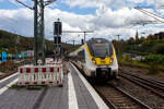 Auf Dienstfahrt weitab von seiner Heimat, f�hrt der vierteilige Bombardier Talent 2 – DB 3442-201 / 3442-701 (94 80 3442 201-4 D-DB / 94 80 3443 201-3 D-DB / 94 80 3443 701-2 D-DB) der DB Regio Baden-W�rttemberg und eigentlich f�r den Regionalverkehr W�rttemberg fahrende am 10 Oktober 2026 durch den Bahnhof Betzdorf/Sieg in Richtung K�ln. 

Da der „Hamster“ aus dem L�ndle �u�erlich nicht gerade sauber war, so vermute ich das er nicht aus einer Revision kommt, sondern in eine Revision ins Rheinland geht. 

Der Triebzug wurde 2016 von der Bombardier Transportation GmbH in Hennigsdorf unter den Fabriknummern HEN 29234 bis HEN 29237 gebaut und an die DB Regio Baden-W�rttemberg geliefert.

Familie von Triebz�gen des Herstellers Bombardier Transportation. „Talent“ ist ein Akronym f�r Talbot leichter Nahverkehrs-Triebwagen. Der Talent 2 ist nicht mit dem urspr�nglich vom Unternehmen Talbot in Aachen entwickelten und gebauten Triebwagen Bombardier Talent verwandt. Im Deutschen Fahrzeugeinstellungsregister werden die Elektrotriebz�ge Talent 2 als Baureihen 0442, 1442, 2442, 3442 und 9442. Die Mittelwagen werden in die Baureihen 443, 1443, 2443, und 9443 eingeordnet. Die Unterbaureihen kann man erkennen aus wieviel Wagenteile ein Triebzug besteht, es sind: BR 442.0 - 5 zweiteilig, BR 442.1 - 6 dreiteilig, BR 442.2 - 7 vierteilig und BR 442.3 - 8 f�nfteilig.

Wegen der auff�lligen Gestaltung der Triebwagenk�pfe werden die Talent 2 umgangssprachlich „Hamsterbacke“ genannt.  Mitte 2017 gab der Hersteller bekannt, keine Bestellungen mehr f�r Talent 2 anzunehmen, da bereits 2016 die Nachfolgebauart Talent 3, welche auf dem Talent 2 basiert, vorgestellt wurde.

TECHNISCHE DATEN vierteilige ET:
Hersteller: Bombardier Transportation
Spurweite: 1.435 mm (Normalspur)
Achsfolge: Bo’2’Bo’2’Bo’
L�nge �ber Kupplung: 72,3 m
Achsabstand im Drehgestell (Enddrehgestell): 2.300 mm
Achsabstand im Drehgestell (Jacobsdrehgestell) : 2.800 mm
Leergewicht: 142 t
Dienstgewicht: 162 t
H�chstgeschwindigkeit: 160 km/h
Stundenleistung: 3.030 kW
Raddurchmesser: 840 mm (neu)
Strom�bertragung: Oberleitung, Stromabnehmer DSA 200
Kupplung: Scharfenbergkupplung
Einstiegsh�he: 800 mm

