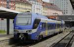Auf der von der Bayerischen Regionalbahn (ex Meridian) betriebenen RB 58 (München Hbf. - Holzkirchen - Rosenheim) werden dreiteilige Stadler-Flirt 3 eingesetzt. Am 15.07.2020 steht ET 353 auf Gleis 36 abfahrbereit im Münchener Hauptbahnhof.