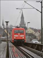 IC Konstanz – Emden bei der Ausfahrt aus Konstanz. Im Gegensatz zu seinem Kollegen Konstanz – Hamburg betritt dieser Zug auch beim Übernachten keinen Schweizer Boden. 101 037-0 ist die Zuglok. März 2014.