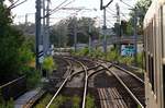 Hamburg mal anders(Bild 1)...Blick aus dem SH-Express auf die Strecke kurz bevor die Gabelung nach HH-Altona/HH-Diebsteich kommt, der Zug hat gerade den S-Bahn Bahnhof Holstenstrasse passiert.