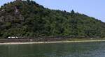 NRAIL/RiveRAILLeasing 2248 076-2 mit langem Kesselzug unterwegs Richtung Bingen.