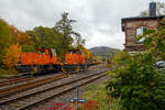   Bahnhof Herdorf den 15.10.2020:  Während links auf Gleis 1 die KSW 45 (98 80 0276 016-9 D-KSW), eine MaK G 1204 BB der Kreisbahn Siegen-Wittgenstein, mit einem mit alten Stahlschwellen