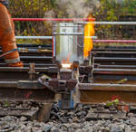   Thermitschweißen am 31.10.2020 an der Hellertalbahn (KBS 462 / DB-Streckennummer 2651) hier Gleis 1 vom Bahnhof Herdorf.