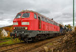 Die 218 485-1 (92 80 1218 485-1 D-AIX) der AIXrail GmbH mit einem Schotterzug (zweiachsige Schüttgutwagen der Gattung Fccpps) beim Nachschottern am 27.10.2020 in Herdorf.