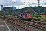 Werksverkehr fernab der Schweiz. Re 4/4 II 11390 transportiert zwei Torpedopfannenwagen mit Flüssigeisen von der Eisenhütte (im Hintergrund) in Völklingen nach Dillingen. Juli 2014