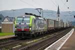 Die BLS-475 422 befördert am 09.11.2024 einen Güterzug auf der linken Rheinstrecke durch den Bahnhof Boppard