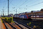 Die an die SBB Cargo International AG vermietete SBB Cargo Re 482 028-8 „ChemOil“ (91 85 4482 028-8 CH-SBBC ) der SBB Cargo AG fährt am 01 Juli 2025, mit einem HUPAC-KLV/Container-Zug