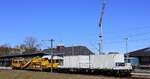 STRABAG P&T RM 88/90-UHR plus Begleitwagen abgestellt im Bahnhof Flensburg. 01.04.2025