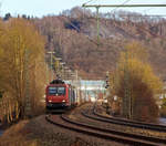   Die SBB Cargo Re 482 003-1 (91 85 4482 003-1 CH-SBBC) fährt am 05.02.2016 mit einem Containerzug durch Wissen an der Sieg in Richtung Köln.