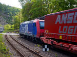 Die Re 482 015-5 „ChemOil“ (91 85 4482 015-5 CH-SBBC) der SBB Cargo AG fährt am 06 Mai 2025, mit einem KLV-Zug durch den Bahnhof Kirchen/Sieg in Richtung Köln.
