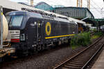 Die Siemens Vectron MS X4 E - 661 bzw. 193 661-6 (91 80 6193 661-6 D-DISPO) der BRCE - Beacon Rail Capital Europe (München) fährt am 24 Juni 2025 mit einem KLV-Zug durch den Hauptbahnhof Duisburg in Richtung Düsseldorf.

Die Multisystemlokomotive Siemens Vectron MS (160 km/h - 6.4 MW) wurde 2017 von Siemens in München-Allach unter der Fabriknummer 22237 gebaut. Sie wurde in der Variante A09 (Zulassungen für D / A / I) ausgeführt. Im Jahr 2022 erfolgte bei Siemens in München-Allach der Umbau in die Variante A22 und hat so die Zulassung für Deutschland, Österreich, die Schweiz, Italien und die Niederlande (D / A / CH / I / NL). So besitzt die Variante MS A22 folgende Zugsicherungssysteme: ETCS BaseLine 3, sowie für Deutschland (PZB90 / LZB80 (CIR-ELKE I)), für Österreich (ETCS Level 1 mit Euroloop, ETCS Level 2, PZB90 / LZB80), für fie Schweiz (ETCS Level 2, ZUB262ct, INTEGRA), für Italien (SCMT) und die Niederlande (ETCS Level 1, ETCS Level 2, ATB-EGvv).

Die Lok wurde an die MRCE - Mitsui Rail Capital Europe GmbH in München ausgeliefert, seit September 2023 hat die Beacon Rail Metro Finance B.V. die Mitsui Rail Capital Europe B.V. (Amsterdam) und somit auch die Mitsui Rail Capital Europe GmbH im München übernommen, so firmiert sie nun als Beacon Rail Capital Europe GmbH, München (BRCE / DISPO).
