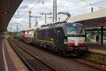 Die Siemens Vectron MS X4 E - 661 bzw. 193 661-6 (91 80 6193 661-6 D-DISPO) der BRCE - Beacon Rail Capital Europe (München) fährt am 24 Juni 2025 mit einem KLV-Zug durch den Hauptbahnhof Duisburg in Richtung Düsseldorf.

Die Multisystemlokomotive Siemens Vectron MS (160 km/h - 6.4 MW) wurde 2017 von Siemens in München-Allach unter der Fabriknummer 22237 gebaut. Sie wurde in der Variante A09 (Zulassungen für D / A / I) ausgeführt. Im Jahr 2022 erfolgte bei Siemens in München-Allach der Umbau in die Variante A22 und hat so die Zulassung für Deutschland, Österreich, die Schweiz, Italien und die Niederlande (D / A / CH / I / NL). So besitzt die Variante MS A22 folgende Zugsicherungssysteme: ETCS BaseLine 3, sowie für Deutschland (PZB90 / LZB80 (CIR-ELKE I)), für Österreich (ETCS Level 1 mit Euroloop, ETCS Level 2, PZB90 / LZB80), für fie Schweiz (ETCS Level 2, ZUB262ct, INTEGRA), für Italien (SCMT) und die Niederlande (ETCS Level 1, ETCS Level 2, ATB-EGvv).

Die Lok wurde an die MRCE - Mitsui Rail Capital Europe GmbH in München ausgeliefert, seit September 2023 hat die Beacon Rail Metro Finance B.V. die Mitsui Rail Capital Europe B.V. (Amsterdam) und somit auch die Mitsui Rail Capital Europe GmbH im München übernommen, so firmiert sie nun als Beacon Rail Capital Europe GmbH, München (BRCE / DISPO).
