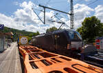 Da bin ich am 16 Juli 2025 gerade noch mit den Güterwagen der in Richtung Siegen fahrenden DB 187 123 beschäftigt, da kommt in Gegenrichtung (Köln) die an die HELROM GmbH (Frankfurt am Main) vermietete SIEMENS Vectron MS X 4 E – 644 / 193 644-2 (91 80 6193 644-2 D-DISPO) der Beacon Rail Capital Europe GmbH, München (BRCE / DISPO), mit dem HELROM Trailer Zug Wien – Düsseldorf, einem besonderen KV-Zug, durch den Bahnhof Kirchen/Sieg. So blieb mir nur noch, sie über den leeren Sgmmns-Wagen, sie abzulichten. 

Die Siemens Vectron MS - 6.4 MW wurde 2016 von Siemens in München-Allach unter der Fabriknummer 22168 gebaut. Sie ist in der Variante A09 ausgeführt und hat so die Zulassungen für Deutschland, Österreich und Italien (D / A / I). Sie hat eine Höchstgeschwindigkeit von 160 km/h.

Die Lok wurde an die MRCE - Mitsui Rail Capital Europe GmbH in München ausgeliefert, seit September 2023 hat die Beacon Rail Metro Finance B.V. die Mitsui Rail Capital Europe B.V. (Amsterdam) und somit auch die Mitsui Rail Capital Europe GmbH im München übernommen, so firmiert sie nun als Beacon Rail Capital Europe GmbH, München (BRCE / DISPO).
