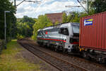 Die an die SBB Cargo International AG vermietete mit XLoad ausgestattete SIEMENS Vectron 193 542  Kapellbrücke Luzern  (91 80 6193 542-8 D-SIEAG) der SüdLeasing GmbH, Stuttgart (eingestellt in Deutschland durch Siemens) fährt am 21 August 2025, mit einem KLV-Zug, durch Scheuerfeld/Sieg in Richtung Köln.

Die Multisystemlokomotive Siemens Vectron MS wurde 2024 von Siemens Mobilitiy in München-Allach unter der Fabriknummer 23559 gebaut und am 19.09.2024 ausgeliefert. Sie wurde in der Variante A40-1a ausgeführt und hat so die Zulassung für Deutschland, Österreich, die Schweiz, Italien, die Niederlande und Belgien (D / A / CH / I / NL / B). Sie verfügt über eine Leistung von 6,4 MW (160 km/h) und ist neben den nationalen Zugsicherungssystemen mit dem Europäischen Zugsicherungssystem (ETCS BL3) ausgestattet. Zudem ist sie mit der neuen Ausrüstungspaket XLoad ausgestattet.

Das neue XLoad Ausrüstungspaket für Vectron:
XLoad ist ein Ausrüstungspaket für Vectron, welches künftig mitbestellt, aber auch bei bereits ausgelieferten Vectron Loks nachgerüstet werden kann. Das Feature verbessert die Reibwertausnutzung und ermöglicht dadurch höhere Anhängelasten. Zudem reduzieren die Fahreigenschaften, die das Feature bewirken, den Verschleiß von Rad und Schiene.

Aktuell sind die Schweizer Vectron-Lokomotiven (SBB Cargo und BLS Cargo) in der Regel in Doppeltraktion unterwegs. Die Steigungen und Rampen der Schweizer Berge sind vor allem bei schlechten Witterungsbedingungen nicht ohne. Eine Lokomotive muss auch bei geringerem Schlupf genügend Traktion auf die Schienen bringen, um alle Güter sicher und zuverlässig ans Ziel zu bringen. Ein effizienter Weg aus dieser «Misere» ist die für Vectron entwickelte Zusatz-Funktion «XLoad». Den erfolgreichen Beweis trat eine SIEMENS Testlokomotive im Frühjahr 2022 bei der SBB Cargo International und bei der BLS Cargo eindrücklich an.

Für SBB Cargo International bewies die Test-Lokomotive am Bözberg und für BLS Cargo an der Nordrampe des Lötschbergs ihre enorme Zugkraft.
Vectron meisterte im Frühjahr 2022 die lange 12‰-Steigung des Bözbergs mit einer Anhängerlast von 2.000 Tonnen bravourös. Bei den nächtlichen Testfahrten zeigte sich eindrücklich die enorme Zugkraft der Lokomotive.

Am Lötschberg wurden bei der BLS Cargo steigungsmäßig noch ein paar Promille draufgepackt. Mit 1.020 Tonnen im Gepäck bewältigte die Vectron-Lokomotive mit XLoad-Feature die 27‰-Steigung der Nordrampe ebenfalls meisterlich. Und auch diverse Anfahrtsversuche absolvierte der mit dem XLoad-Feature aufgerüstete Vectron problemlos.

So bestellte die SüdLeasing GmbH (Stuttgart) im Auftrag der SBB Cargo International jüngst 20 Vectron Lokomotiven mit XLoad bei SIEMENS.