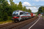 Die an die SBB Cargo International AG vermietete mit XLoad ausgestattete SIEMENS Vectron 193 542  Kapellbrücke Luzern  (91 80 6193 542-8 D-SIEAG) der SüdLeasing GmbH, Stuttgart (eingestellt in Deutschland durch Siemens) fährt am 21
 August 2025, mit einem KLV-Zug, durch Scheuerfeld/Sieg in Richtung Köln.

Die Multisystemlokomotive Siemens Vectron MS wurde 2024 von Siemens Mobilitiy in München-Allach unter der Fabriknummer 23559 gebaut und am 19.09.2024 ausgeliefert. Sie wurde in der Variante A40-1a ausgeführt und hat so die Zulassung für Deutschland, Österreich, die Schweiz, Italien, die Niederlande und Belgien (D / A / CH / I / NL / B). Sie verfügt über eine Leistung von 6,4 MW (160 km/h) und ist neben den nationalen Zugsicherungssystemen mit dem Europäischen Zugsicherungssystem (ETCS BL3) ausgestattet. Zudem ist sie mit der neuen Ausrüstungspaket XLoad ausgestattet.

Das neue XLoad Ausrüstungspaket für Vectron:
XLoad ist ein Ausrüstungspaket für Vectron, welches künftig mitbestellt, aber auch bei bereits ausgelieferten Vectron Loks nachgerüstet werden kann. Das Feature verbessert die Reibwertausnutzung und ermöglicht dadurch höhere Anhängelasten. Zudem reduzieren die Fahreigenschaften, die das Feature bewirken, den Verschleiß von Rad und Schiene.

Aktuell sind die Schweizer Vectron-Lokomotiven (SBB Cargo und BLS Cargo) in der Regel in Doppeltraktion unterwegs. Die Steigungen und Rampen der Schweizer Berge sind vor allem bei schlechten Witterungsbedingungen nicht ohne. Eine Lokomotive muss auch bei geringerem Schlupf genügend Traktion auf die Schienen bringen, um alle Güter sicher und zuverlässig ans Ziel zu bringen. Ein effizienter Weg aus dieser «Misere» ist die für Vectron entwickelte Zusatz-Funktion «XLoad». Den erfolgreichen Beweis trat eine SIEMENS Testlokomotive im Frühjahr 2022 bei der SBB Cargo International und bei der BLS Cargo eindrücklich an.

Für SBB Cargo International bewies die Test-Lokomotive am Bözberg und für BLS Cargo an der Nordrampe des Lötschbergs ihre enorme Zugkraft.
Vectron meisterte im Frühjahr 2022 die lange 12‰-Steigung des Bözbergs mit einer Anhängerlast von 2.000 Tonnen bravourös. Bei den nächtlichen Testfahrten zeigte sich eindrücklich die enorme Zugkraft der Lokomotive.

Am Lötschberg wurden bei der BLS Cargo steigungsmäßig noch ein paar Promille draufgepackt. Mit 1.020 Tonnen im Gepäck bewältigte die Vectron-Lokomotive mit XLoad-Feature die 27‰-Steigung der Nordrampe ebenfalls meisterlich. Und auch diverse Anfahrtsversuche absolvierte der mit dem XLoad-Feature aufgerüstete Vectron problemlos.

So bestellte die SüdLeasing GmbH (Stuttgart) im Auftrag der SBB Cargo International jüngst 20 Vectron Lokomotiven mit XLoad bei SIEMENS.