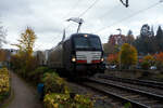 Es kam am 16 Oktober 2025 ein kurzer Regenschauer durch Kirchen/Sieg, aber auch die an die HELROM GmbH (Frankfurt am Main) Siemens Vectron AC - X4 E - 615 bzw. 193 615-2 (91 80 6193 615-2 D-DISPO) der MRCE Dispolok GmbH (München) mit dem HELROM Trailer Zug Wien – Düsseldorf einem KV-Zug in Richtung Köln.
Die Siemens Vectron AC wurde 2015 von Siemens Mobility GmbH in München-Allach unter der Fabriknummer 22011 gebaut und an die MRCE - Mitsui Rail Capital Europe GmbH (München) als X4 E – 615 ausgeliefert, seit September 2023 hat die Beacon Rail Metro Finance B.V. die Mitsui Rail Capital Europe B.V. (Amsterdam) und somit auch die Mitsui Rail Capital Europe GmbH im München übernommen, so firmiert sie nun als Beacon Rail Capital Europe GmbH, München (BRCE / DISPO). Diese Vectron Lokomotive ist als AC – Lokomotive (Wechselstrom-Variante) mit 6.400 kW konzipiert und zugelassen für Deutschland und Österreich, sie hat eine Höchstgeschwindigkeit von 160 km/h. Es kam am 16 Oktober 2025 ein kurzer Regenschauer durch Kirchen/Sieg, aber auch die an die HELROM GmbH (Frankfurt am Main) Siemens Vectron AC - X4 E - 615 bzw. 193 615-2 (91 80 6193 615-2 D-DISPO) der MRCE Dispolok GmbH (München) mit dem HELROM Trailer Zug Wien – Düsseldorf einem KV-Zug in Richtung Köln.
Die Siemens Vectron AC wurde 2015 von Siemens Mobility GmbH in München-Allach unter der Fabriknummer 22011 gebaut und an die MRCE - Mitsui Rail Capital Europe GmbH (München) als X4 E – 615 ausgeliefert, seit September 2023 hat die Beacon Rail Metro Finance B.V. die Mitsui Rail Capital Europe B.V. (Amsterdam) und somit auch die Mitsui Rail Capital Europe GmbH im München übernommen, so firmiert sie nun als Beacon Rail Capital Europe GmbH, München (BRCE / DISPO). Diese Vectron Lokomotive ist als AC – Lokomotive (Wechselstrom-Variante) mit 6.400 kW konzipiert und zugelassen für Deutschland und Österreich, sie hat eine Höchstgeschwindigkeit von 160 km/h.