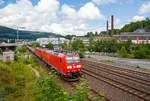   Die DB Cargo 185 189-8 (TRAXX F140 AC1) und eine kalte 185.2 er (TRAXX F140 AC2) fahren am 02.06.2018 mit einem gem.