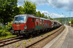 Die leider beschmierte ÖBB 1293 072 (91 81 1293 072-5 A-ÖBB), eine Siemens Vectron MS (X4E) in der Variante A35-1a (Länderpaket) der ÖBB-Produktion GmbH, fährt am 17 Juli 2025 mit einem sehr langen gemischten Güterzug durch den Bahnhof Kirchen (Sieg) in Richtung Köln.

Die SIEMENS Vectron MS / X4E wurde 2020 von Siemens in München-Allach unter der Fabriknummer 22759 und an die ÖBB - Österreichische Bundesbahnen (ÖBB-Produktion GmbH) geliefert. Sie ist in der Variante A35-1a ausgeführt und hat so die Zulassungen für A, D, I, SLO, CZ, SK, H, PL und HR. Von der Variante A35 hat die ÖBB insgesamt 123 Loks (1293 001-123).

Ende Januar 2017 unterzeichneten die Österreichischen Bundesbahnen und Siemens Mobility einen Rahmenvertrag über bis zu 200 Lokomotiven, wovon die ersten 30 Mehrsystem-Vectron direkt zum Gesamtpreis von 120 Mio. Euro abgerufen wurden.

Die Siemens Vectron weisen im Betrieb mit Wechselspannung eine Leistung von 6.400 kW, mit Gleichspannung 6.000 kW, auf und haben eine Masse von bis zu 90 Tonnen, die auf vier Achsen verteilt eine Achslast von 22,5 Tonnen ergibt. Aufgrund der überwiegenden Verwendung im Güterverkehr sind die Lokomotiven zunächst für 160 km/h zugelassen. Zur Verbesserung der Laufeigenschaften auf kurvenreichen Strecken wurden die Lokomotiven mit aktiven Drehdämpfern ausgerüstet

TECHNISCHE DATEN:
Spurweite: 1.435 mm (Normalspur)
Achsformel: Bo’Bo’
Länge über Puffer: 18.980 mm
Breite (über Handstangen): 3.012 mm
Höhe (Panto abgesenkt): 4.248 mm
Begrenzungslinie: UIC 505-1
Drehzapfenabstand:  9.500 mm
Achsabstand in Drehgestell:  3.000 mm
Raddurchmesser:  1.250 mm (neu) / 1.160 mm (abgenutzt)
Dienstgewicht: 90 t
Max. Radsatzlast: 22,5 t
Meterlast: 4.742 kg
Höchstgeschwindigkeit: 160 km/h  (Lok 1293.047-051 200 km/h)
Antriebsleistung: 6.400 kW (AC) / 6.000 kW (DC)
Anfahrzugkraft: 340 kN
Kleinster bef. Halbmesser: 80 m
Stromsysteme: 15kV/16,7Hz; 25kV/50Hz; 3kV DC (1,5kV DC)
Antriebsart: IGBT Stromrichter und Drehstrom Fahrmotore mit
Antrieb: Ritzelhohlwellenantrieb
Bremsbauart: KE-GPR-E m Z, (D), ep. Dynamisches Bremssystem Elektrodynamische Hochleistungs-Rückspeisebremse, für DC Netze zusätzlich Widerstandsbremse
Leistung der dynamischen Bremse: 6.400 kW (AC) / 6.000 kW (DC), Leistung der Widerstandsbremse: 2.600 kW (DC)
E-Bremskraft der dynamischen Bremse: 150 / 240 kN
Federspeicherbremse 45 / 50: 60 kN
Zugheizung: 900 kVA
Betriebliche Daten:
Zugbeeinflussungssysteme: Alstom IVC ETCS L1-2 + SCMT; LZB 80/E, PZB 90; MIREL VZ1; SHP
Sicherheitsfahrschaltung: Zeit-Zeit Impuls-SiFa
Zugfunk: GSM-R Dual Mesa 23 SW 4.9.3, Analogbetrieb 450 MHz gemäß UIC 751-3, GSM-R gemäß EIRENE FRS 7, SRS 15
Fern- und Vielfachsteuerung: UIC-WTB nach ÖBB Fernsteuerkonzept, ZMS-ZDS-ZWS

Quellen: ÖBB-Produktion GmbH, Siemens und wikipedia
