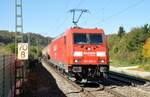 185 290-4 von Railion mit Kesselwagen-Ganzzug in Urspring am 12.1.2010.