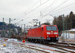   Die 185 164-1 (91 80 6185 164-1 D-DB) der DB Cargo Deutschland AG fährt am 07.01.2017 mit einem leeren Zug sechsachsiger Drehgestell-Flachwagen der Gattung Samms, durch Betzdorf/Sieg in