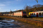 Die 152 053-5 (91 80 6152 053-5 D-DB) der DB Cargo Deutschland AG fährt am 18.12.2020 mit einem offenen Güterwagenzug (Wagen der Gattung Eaos) durch Mudersbach in Richtung Siegen,