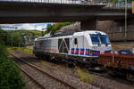 Die SIEMENS Vectron Dual Mode 248 077 (90 80 2248 077-0 D-NRAIL) der BM-Bahndienste GmbH (Karlsruhe) f�hrt am 09 Juni 2026, mit einem Flachwagenzug (4 Drehgestell-Flachwagen der Gattung Rens), durch den Bahnhof Kirchen/Sieg in Richtung Siegen.

Die SIEMENS Vectron DM wurde 2023 von Siemens Mobility GmbH in M�nchen-Allach unter der Fabriknummer 23425 und im Januar 2024 an die BM-Bahndienste GmbH ausgeliefert, die die Lok �ber die RRL - RIVE Rail Leasing Limited (Dublin) geleast hat, eingestellt wurde die Lok durch die northrail GmbH. 

Die Hybridlok (Vectron Dual Mode) kann die Antriebsenergie aus der Fahrleitung beziehen (2.400 kW Leistungen am Rad), oder mittels eines MTU 16V 4000 R84 V16-Zylinder-Dieselmotors (2.400 kW Motorleistung, 2.000 kW Leistungen am Rad) erzeugen.
