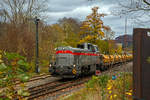 Die Vossloh G 12 – 4120 001-7 „Karl August“ (92 80 4120 001-7 D-KAF) der KAF Falkenhahn Bau AG (Kreuztal) steht am 02.11.2020 mit einem Kippwagenzug (Kippwagen MK 45 DH