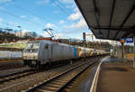 Die 185 696-2 „Marie-Chanthou“ (91 80 6185 696-2 D-Rpool) der Railpool fhrt am 16.12.2020 mit einem Zuckerzug (VTG Trichtermittenentladewagen) durch den Bahnhof Betzdorf (Sieg) in