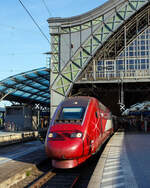 Aus Thalys ist 2023 Eurostar (Eurostar Continental Route Services) geworden. 
Der Eurostar PBKA 4346 (TGV 43460/43469), ex Thalys PBKA, ist am 29 April 2025 im Hauptbahnhof Kln, als Eurostar EST 9486 nach Paris Nord, bereitgestellt.

Nochmals einen lieben Gru an den netten Lokfhrer zurck.

Ich wei nicht ganz warum, liegt es an der Form oder der Farbgebung der Zge vielleicht auch etwas von beiden, das mich diese Zge einfach faszinieren. Wobei eine Reise nach Paris mit einem ICE der DB AG ist vom Komfort bequemer, als mit dem Thalys PBKA.

Betreiber der Zge ist das belgische Unternehmen THI Factory, seit 2022 ein Tochterunternehmen der Eurostar Group, dessen Haupteigentmer die franzsische Bahngesellschaft SNCF ist. So werden die Zge wie hier mit den UIC-Nummern 93 87 0043 460-9 F-THI etc. gefhrt. Ebenfalls als Eurostar vermarktet werden die Zge des Schwesterunternehmens Eurostar International. 