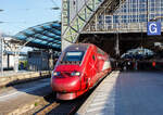 Aus Thalys ist 2023 Eurostar (Eurostar Continental Route Services) geworden. 
Der Eurostar PBKA 4346 (TGV 43460/43469), ex Thalys PBKA, ist am 29 April 2025 im Hauptbahnhof Kln, als Eurostar EST 9486 nach Paris Nord, bereitgestellt.

Nochmals einen lieben Gru an den netten Lokfhrer zurck.

Ich wei nicht ganz warum, liegt es an der Form oder der Farbgebung der Zge vielleicht auch etwas von beiden, das mich diese Zge einfach faszinieren. Wobei eine Reise nach Paris mit einem ICE der DB AG ist vom Komfort bequemer, als mit dem Thalys PBKA.

Betreiber der Zge ist das belgische Unternehmen THI Factory, seit 2022 ein Tochterunternehmen der Eurostar Group, dessen Haupteigentmer die franzsische Bahngesellschaft SNCF ist. So werden die Zge wie hier mit den UIC-Nummern 93 87 0043 460-9 F-THI etc. gefhrt. Ebenfalls als Eurostar vermarktet werden die Zge des Schwesterunternehmens Eurostar International. 