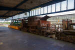 Vierachsiger Schlackenwagen Nr. 50 (Pfannenwagen zum Transport von flüssiger Schlacke) vom Hersteller BAMAG (Berlin-Anhaltische Maschinenbau Aktiengesellschaft) am 24 Juni 2025 beim Hauptbahnhof Oberhausen am Museumsbahnsteig/-gleis. Der Wagen wurde vermutlich auf der Henrichshütte in Hattingen (Ruhr) verwendet. 

Bereits an der massiven und schweren Bauweise sieht man den Fahrzeugen den Verwendungszweck Montanindustrie an. Solche Wagen sind in der Regel nur innerhalb der Stahlwerke im Einsatz, man sieht sie nicht auf den Gleisen der Staatsbahnen.

In Stahlwerken werden solche Wagen für den Transport von Schlacke verwendet. Vor allen bei der Roheisenerzeugung (Eisenverhüttung mittels Hochöfen) fällt sehr viel Schlacke an, aber auch bei der weiteren Stahlerzeugung/-verhüttung. Die flüssige und heiße Schlacke wird u.a. beim Abstich des Hochofens in die Pfanne des Wagens geleitet. Dann wird der Zug mit mehreren Schlackenwagen an die entsprechende Schlackengrube gefahren wo die noch flüssige ausgekippt wird. Nach dem erkalten wird dann die Schlacke mit Radladern o.ä. verlanden und auf die Schlackenhalde verbracht. Dies ist dann der typische Schlackensand oder auch Hüttensand genannt. Hier in der Region dem Siegerland waren viele Hochöfen in Betrieb, heute erinnern meist nur noch die Schlackenhalden daran. Unteranderem auch in Herdorf. 
