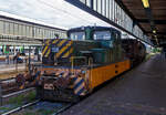 Die Jung Zweikraftlokomotive (elektrische/dieselelektrische) EH 159, vom Typ Jung ED 80 t, am 24 Juni 2025 beim Hauptbahnhof Oberhausen am Museumsbahnsteig/-gleis. 

Die Lok wurde 1970 von der Arnold Jung Lokomotivfabrik GmbH, Jungenthal bei Kirchen an der Sieg, unter der Fabriknummer 14117 gebaut und an die EH – Gemeinschaftsbetrieb Eisenbahn und Häfen GbR (Duisburg-Hamborn) geliefert. Da ich früher beruflich viel/ständig in der Montanindustrie (Hütten- und Walzwerke) unterwegs war, konnte ich auch oft solchen Loks u.a. beim Transport von flüssigem Roheisen mit Torpedopfannenwagen sehen, nur Fotos waren damals leider nicht möglich. 

Bereits in den 1950er Jahren waren in Deutschland Zweikraftlokomotiven ein Thema....
Um auf ihrem mit 600 V Gleichspannung elektrifizierten Streckennetz schwere Güterzüge zu befördern sowie Rangierfahrten auf nicht elektrifizierten Streckenabschnitten durchführen zu können, benötigten die EH – Gemeinschaftsbetrieb Eisenbahn und Häfen GbR, robuste und schwere Industrielokomotiven mit Hybridantrieb. Bei der Wahl der Art des Hybrid-Antriebes wurde auf eine Kombination Oberleitung – dieselelektrischer Antrieb gesetzt. Deshalb entschieden sich Eisenbahn und Häfen für die Bestellung einer Lokomotive für Oberleitungs- und Dieselmotorantrieb.

Im Jahre1955 lieferten die Lokfabriken Jung (Typ ED 80 t) und Krauss-Maffei (Typ EM 07) jeweils drei Versuchslokomotiven an die EH. Die Anforderungen an den Lieferanten waren folgende:
•	sehr kräftiger Rahmen zur unproblematischen Aufnahme von Beanspruchungen durch seitliche oder frontale Zusammenstöße,
•	Mittelführerstand mit zwei diagonal angeordneten Fahrständen mit besten Sichtverhältnissen,
•	 gute Geräuschdämpfung des Dieselmotors sowie
•	 80 t Dienstgewicht und so gering wie mögliche Achsentlastungen.

Bei den Probefahrten überzeugte die Lokomotive vom Typ ED 80 t von Jung. Der Hersteller erhielt den Auftrag zur Fertigung von insgesamt 64 weiteren Exemplaren, die mit der Bezeichnung EH 101–103 und 107–165 bis 1971 ausgeliefert wurden und wurden im schweren Rangier- sowie Werksverkehr bei Eisenbahn und Häfen eingesetzt. Die Hybridlokomotive mit dem kombinierten Antrieb als Elektrolokomotive und mit dieselelektrischem Antrieb, waren bis Anfang der 2000er Jahre im Einsatz. Sieben Lokomotiven sind als Museums- oder Denkmallokomotiven erhielten geblieben.

Die Lokomotiven besitzen zwei niedrige Vorbauten für die elektrische Ausrüstung bzw. dem dieselelektrischen Antrieb und ein in der Mitte angeordnetes Führerhaus. Die beiden Stromabnehmer waren auf den Vorbauten platziert, um eine zum Teil sehr geringe Durchfahrtshöhe einzuhalten. Die Lokomotiven sind sehr robust ausgeführt, die Bleche für den Hauptrahmen und die Drehgestelle sind je 39 mm stark, die Seitenwände sind 20 mm stark. Da in dieser Bauweise die geforderten 80 t Gewicht noch nicht erreicht waren, mussten zusätzlich noch Ballastgewichte eingebaut werden. Für die Laufgüte wurde eine Gummifederung verwendet. Die Drehgestelle sind in kombinierter Schweiß-Schraubkonstruktion ausgeführt, um die Instandhaltungsarbeiten im Betrieb zu erleichtern.

Die Maschinenausrüstung bestand aus einer Gleichstrom- Übertragung mit Widerstandssteuerung sowie aus einem luftgekühlte DEUTZ V-Zwölfzylinder-Zweitakt-Dieselmotor vom Typ KHD A12L 614 und einem Gleichstromgenerator. Dieselmotor und Generator sind auf einem gemeinsamen Hilfsrahmen angeordnet, gesteuert wurde der dieselelektrische Antrieb ursprünglich elektro-pneumatisch. Die Fahrmotoren sind in Tatzlager-Bauweise ausgeführt und stammten von AEG. Die Lokomotiven wurden in späteren Jahren mehrmals modernisiert, was besonders den dieselelektrischen Antrieb, die Stromabnehmer und die elektrische Steuerung betraf.

Erste Modernisierung:
Mitte der 1980er Jahre wurden die Lokomotiven bei Henschel generalüberholt. Dabei wurde die gesamte Elektrik erneuert, der dieselelektrische Antrieb getauscht und eine neue Druckluftanlage eingebaut. Ferner wurden alle Lokomotiven mit einer Funkfernsteuerung nachgerüstet.

Zweite Modernisierung:
Da die Motoren von KHD 1991 an dem Ende ihrer Nutzungsdauer angekommen waren, mussten sie erneuert werden. Aufgrund höherer Lasten und längeren Fahrten ohne Oberleitung war zudem eine stärkere Motorisierung erforderlich. Dies wurde mit mehreren Motoren von Caterpillar gelöst, wobei der stärkste von ihnen ein V8-Zylinder-Viertakt-Dieselmotor mit einer Leistung von 510 PS war. Äußerlich waren die Umbaulokomotiven an einem deutlich vergrößerten Vorbau auf der Motorseite erkennbar. Seit der Zeit hatten die Lokomotiven nur noch einen Einholmstromabnehmer auf dem E-Teil, er war mit einer Wippe mit vier Schleifleisten ausgerüstet.

Nach über 40 Jahren im Einsatz setzte Eisenbahn und Häfen auf einen Übergang zu reinem Dieselbetrieb. Ab dieser Zeit wurden Hybridlokomotiven nur noch im Rangierbetrieb bzw. als Betriebsreserve verwendet. Die letzte Lok wurde am 14. März 2013 ausgemustert. Sieben Lokomotiven sind als Museumsloks bzw. als Denkmal erhalten geblieben.

TECHNISCHE DATEN:
Baujahre: 1955–1971
Spurweite: 	1435 mm (Normalspur)
Achsformel: Bo’Bo’
Länge über Puffer: 12.026 mm
Höhe: 3.650 mm
Breite: 2.950 mm
Drehzapfenabstand: 5.130 mm
Achsstand im Drehgestell: 3.050 mm
Kleinster bef. Halbmesser: R 100 m
Dienstgewicht: 80.000 kg
Höchstgeschwindigkeit: 45 km/h
Diesel-Traktionsleistung: urspr. 162 kW (220 PS), nach Umbau 375 kW (510 PS)
Stundenleistung: 4 × 148 kW
Anfahrzugkraft: 	264 kN
Treibraddurchmesser: 	1.000 mm
Motorentyp: urspr. DEUTZ KHD A12L 614, nach Umbau CAT 3408
Motorbauart:  urspr. luftgekühlter DEUTZ V-Zwölfzylinder-Zweitakt-Dieselmotor (19,0 l Hubraum), nach Umbau V8-Zylinder-Viertakt-Dieselmotor
Nenndrehzahl: urspr. 2.000 U/min, nach Umbau 2.100U/min
Leistungsübertragung: elektrisch
Stromsystem: 600 V =
Stromübertragung: Oberleitung
Anzahl der Fahrmotoren: 4
Bremse: Indirekte Bremse Bauart Knorr, Widerstandsbremse, Handbremse

Die Eisenbahn und Häfen:
Das Jahr 1891 gilt als Gründungsjahr des Thyssen-Konzerns. Damit war die Keimzelle für die Montanindustrie im Duisburger Norden gelegt, die durch ständiges Wachstum und enge räumliche und kaufmännische Verflechtungen ein engmaschiges Werkbahnnetz entstehen ließ. Dabei wurden schon früh die Hauptabfuhrlinien elektrifiziert.

Nach dem Zweiten Weltkrieg ordnete man das Transportwesen neu. Die verschiedenen Unternehmen brachten ihre Transportbetriebe im Oktober 1949 in die „Gemeinschaftsbetrieb Eisenbahn und Häfen GbR“ – kurz EH – ein. Unter dieser Führung wurde der Bahnbetrieb für die Stahlindustrie und die Bergwerke im Duisburg Norden zusammengefasst. Auch nach Gründung der Ruhrkohle AG im Jahr 1969 wurde der Betrieb weiter durch EH durchgeführt. Zum 01.10.1990 erfolgte die Umfirmierung des „Gemeinschaftsbetriebes“ in die „Eisenbahn und Häfen GmbH“. Nach Stilllegung des letzten Bergwerkes – Zeche Lohberg in Dinslaken – Ende 2005 wurden nur noch Verkehre für den Stahlbereich gefahren. Zum 25.05.2011 wurde die Eisenbahn und Häfen GmbH auf die TKSE - ThyssenKrupp Steel Europe AG, Duisburg, verschmolzen. Der Bahn- und Hafenbetrieb gehört heute zum Logistik-Bereich von TKSE.

So betrieb die Eisenbahn und Häfen den Schienenverkehr im Großraum Ruhrgebiet und war Betriebsführer der Anschlussbahnen bei mehreren Unternehmen, mit einem Gleisnetz von über 500 Kilometern Länge. Die angeschlossenen Unternehmen waren u.a. Thyssen Stahl AG, Krupp Stahl AG (später ThyssenKrupp Steel), HKM - Hüttenwerke Krupp Mannesmann, ab 1992 Mannesmannröhren Werke AG (Mülheim), Vallourec & Mannesmann Tubes, EUROPIPE und ArcelorMittal Hochfeld.

