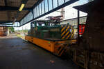 Die Jung Zweikraftlokomotive (elektrische/dieselelektrische) EH 159, vom Typ Jung ED 80 t, am 24 Juni 2025 beim Hauptbahnhof Oberhausen am Museumsbahnsteig/-gleis. 

Die Lok wurde 1970 von der Arnold Jung Lokomotivfabrik GmbH, Jungenthal bei Kirchen an der Sieg, unter der Fabriknummer 14117 gebaut und an die EH – Gemeinschaftsbetrieb Eisenbahn und Häfen GbR (Duisburg-Hamborn) geliefert. Da ich früher beruflich viel/ständig in der Montanindustrie (Hütten- und Walzwerke) unterwegs war, konnte ich auch oft solchen Loks u.a. beim Transport von flüssigem Roheisen mit Torpedopfannenwagen sehen, nur Fotos waren damals leider nicht möglich. 

Bereits in den 1950er Jahren waren in Deutschland Zweikraftlokomotiven ein Thema....
Um auf ihrem mit 600 V Gleichspannung elektrifizierten Streckennetz schwere Güterzüge zu befördern sowie Rangierfahrten auf nicht elektrifizierten Streckenabschnitten durchführen zu können, benötigten die EH – Gemeinschaftsbetrieb Eisenbahn und Häfen GbR, robuste und schwere Industrielokomotiven mit Hybridantrieb. Bei der Wahl der Art des Hybrid-Antriebes wurde auf eine Kombination Oberleitung – dieselelektrischer Antrieb gesetzt. Deshalb entschieden sich Eisenbahn und Häfen für die Bestellung einer Lokomotive für Oberleitungs- und Dieselmotorantrieb.

Im Jahre1955 lieferten die Lokfabriken Jung (Typ ED 80 t) und Krauss-Maffei (Typ EM 07) jeweils drei Versuchslokomotiven an die EH. Die Anforderungen an den Lieferanten waren folgende:
•	sehr kräftiger Rahmen zur unproblematischen Aufnahme von Beanspruchungen durch seitliche oder frontale Zusammenstöße,
•	Mittelführerstand mit zwei diagonal angeordneten Fahrständen mit besten Sichtverhältnissen,
•	 gute Geräuschdämpfung des Dieselmotors sowie
•	 80 t Dienstgewicht und so gering wie mögliche Achsentlastungen.

Bei den Probefahrten überzeugte die Lokomotive vom Typ ED 80 t von Jung. Der Hersteller erhielt den Auftrag zur Fertigung von insgesamt 64 weiteren Exemplaren, die mit der Bezeichnung EH 101–103 und 107–165 bis 1971 ausgeliefert wurden und wurden im schweren Rangier- sowie Werksverkehr bei Eisenbahn und Häfen eingesetzt. Die Hybridlokomotive mit dem kombinierten Antrieb als Elektrolokomotive und mit dieselelektrischem Antrieb, waren bis Anfang der 2000er Jahre im Einsatz. Sieben Lokomotiven sind als Museums- oder Denkmallokomotiven erhielten geblieben.

Die Lokomotiven besitzen zwei niedrige Vorbauten für die elektrische Ausrüstung bzw. dem dieselelektrischen Antrieb und ein in der Mitte angeordnetes Führerhaus. Die beiden Stromabnehmer waren auf den Vorbauten platziert, um eine zum Teil sehr geringe Durchfahrtshöhe einzuhalten. Die Lokomotiven sind sehr robust ausgeführt, die Bleche für den Hauptrahmen und die Drehgestelle sind je 39 mm stark, die Seitenwände sind 20 mm stark. Da in dieser Bauweise die geforderten 80 t Gewicht noch nicht erreicht waren, mussten zusätzlich noch Ballastgewichte eingebaut werden. Für die Laufgüte wurde eine Gummifederung verwendet. Die Drehgestelle sind in kombinierter Schweiß-Schraubkonstruktion ausgeführt, um die Instandhaltungsarbeiten im Betrieb zu erleichtern.

Die Maschinenausrüstung bestand aus einer Gleichstrom- Übertragung mit Widerstandssteuerung sowie aus einem luftgekühlte DEUTZ V-Zwölfzylinder-Zweitakt-Dieselmotor vom Typ KHD A12L 614 und einem Gleichstromgenerator. Dieselmotor und Generator sind auf einem gemeinsamen Hilfsrahmen angeordnet, gesteuert wurde der dieselelektrische Antrieb ursprünglich elektro-pneumatisch. Die Fahrmotoren sind in Tatzlager-Bauweise ausgeführt und stammten von AEG. Die Lokomotiven wurden in späteren Jahren mehrmals modernisiert, was besonders den dieselelektrischen Antrieb, die Stromabnehmer und die elektrische Steuerung betraf.

Erste Modernisierung:
Mitte der 1980er Jahre wurden die Lokomotiven bei Henschel generalüberholt. Dabei wurde die gesamte Elektrik erneuert, der dieselelektrische Antrieb getauscht und eine neue Druckluftanlage eingebaut. Ferner wurden alle Lokomotiven mit einer Funkfernsteuerung nachgerüstet.

Zweite Modernisierung:
Da die Motoren von KHD 1991 an dem Ende ihrer Nutzungsdauer angekommen waren, mussten sie erneuert werden. Aufgrund höherer Lasten und längeren Fahrten ohne Oberleitung war zudem eine stärkere Motorisierung erforderlich. Dies wurde mit mehreren Motoren von Caterpillar gelöst, wobei der stärkste von ihnen ein V8-Zylinder-Viertakt-Dieselmotor mit einer Leistung von 510 PS war. Äußerlich waren die Umbaulokomotiven an einem deutlich vergrößerten Vorbau auf der Motorseite erkennbar. Seit der Zeit hatten die Lokomotiven nur noch einen Einholmstromabnehmer auf dem E-Teil, er war mit einer Wippe mit vier Schleifleisten ausgerüstet.

Nach über 40 Jahren im Einsatz setzte Eisenbahn und Häfen auf einen Übergang zu reinem Dieselbetrieb. Ab dieser Zeit wurden Hybridlokomotiven nur noch im Rangierbetrieb bzw. als Betriebsreserve verwendet. Die letzte Lok wurde am 14. März 2013 ausgemustert. Sieben Lokomotiven sind als Museumsloks bzw. als Denkmal erhalten geblieben.

TECHNISCHE DATEN:
Baujahre: 1955–1971
Spurweite: 	1435 mm (Normalspur)
Achsformel: Bo’Bo’
Länge über Puffer: 12.026 mm
Höhe: 3.650 mm
Breite: 2.950 mm
Drehzapfenabstand: 5.130 mm
Achsstand im Drehgestell: 3.050 mm
Kleinster bef. Halbmesser: R 100 m
Dienstgewicht: 80.000 kg
Höchstgeschwindigkeit: 45 km/h
Diesel-Traktionsleistung: urspr. 162 kW (220 PS), nach Umbau 375 kW (510 PS)
Stundenleistung: 4 × 148 kW
Anfahrzugkraft: 	264 kN
Treibraddurchmesser: 	1.000 mm
Motorentyp: urspr. DEUTZ KHD A12L 614, nach Umbau CAT 3408
Motorbauart:  urspr. luftgekühlter DEUTZ V-Zwölfzylinder-Zweitakt-Dieselmotor (19,0 l Hubraum), nach Umbau V8-Zylinder-Viertakt-Dieselmotor
Nenndrehzahl: urspr. 2.000 U/min, nach Umbau 2.100U/min
Leistungsübertragung: elektrisch
Stromsystem: 600 V =
Stromübertragung: Oberleitung
Anzahl der Fahrmotoren: 4
Bremse: Indirekte Bremse Bauart Knorr, Widerstandsbremse, Handbremse

Die Eisenbahn und Häfen:
Das Jahr 1891 gilt als Gründungsjahr des Thyssen-Konzerns. Damit war die Keimzelle für die Montanindustrie im Duisburger Norden gelegt, die durch ständiges Wachstum und enge räumliche und kaufmännische Verflechtungen ein engmaschiges Werkbahnnetz entstehen ließ. Dabei wurden schon früh die Hauptabfuhrlinien elektrifiziert.

Nach dem Zweiten Weltkrieg ordnete man das Transportwesen neu. Die verschiedenen Unternehmen brachten ihre Transportbetriebe im Oktober 1949 in die „Gemeinschaftsbetrieb Eisenbahn und Häfen GbR“ – kurz EH – ein. Unter dieser Führung wurde der Bahnbetrieb für die Stahlindustrie und die Bergwerke im Duisburg Norden zusammengefasst. Auch nach Gründung der Ruhrkohle AG im Jahr 1969 wurde der Betrieb weiter durch EH durchgeführt. Zum 01.10.1990 erfolgte die Umfirmierung des „Gemeinschaftsbetriebes“ in die „Eisenbahn und Häfen GmbH“. Nach Stilllegung des letzten Bergwerkes – Zeche Lohberg in Dinslaken – Ende 2005 wurden nur noch Verkehre für den Stahlbereich gefahren. Zum 25.05.2011 wurde die Eisenbahn und Häfen GmbH auf die TKSE - ThyssenKrupp Steel Europe AG, Duisburg, verschmolzen. Der Bahn- und Hafenbetrieb gehört heute zum Logistik-Bereich von TKSE.

So betrieb die Eisenbahn und Häfen den Schienenverkehr im Großraum Ruhrgebiet und war Betriebsführer der Anschlussbahnen bei mehreren Unternehmen, mit einem Gleisnetz von über 500 Kilometern Länge. Die angeschlossenen Unternehmen waren u.a. Thyssen Stahl AG, Krupp Stahl AG (später ThyssenKrupp Steel), HKM - Hüttenwerke Krupp Mannesmann, ab 1992 Mannesmannröhren Werke AG (Mülheim), Vallourec & Mannesmann Tubes, EUROPIPE und ArcelorMittal Hochfeld.
