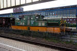 Die Jung Zweikraftlokomotive (elektrische/dieselelektrische) EH 159, vom Typ Jung ED 80 t, am 24 Juni 2025 beim Hauptbahnhof Oberhausen am Museumsbahnsteig/-gleis. 

Die Lok wurde 1970 von der Arnold Jung Lokomotivfabrik GmbH, Jungenthal bei Kirchen an der Sieg, unter der Fabriknummer 14117 gebaut und an die EH – Gemeinschaftsbetrieb Eisenbahn und Häfen GbR (Duisburg-Hamborn) geliefert. Da ich früher beruflich viel/ständig in der Montanindustrie (Hütten- und Walzwerke) unterwegs war, konnte ich auch oft solchen Loks u.a. beim Transport von flüssigem Roheisen mit Torpedopfannenwagen sehen, nur Fotos waren damals leider nicht möglich. 

Bereits in den 1950er Jahren waren in Deutschland Zweikraftlokomotiven ein Thema....
Um auf ihrem mit 600 V Gleichspannung elektrifizierten Streckennetz schwere Güterzüge zu befördern sowie Rangierfahrten auf nicht elektrifizierten Streckenabschnitten durchführen zu können, benötigten die EH – Gemeinschaftsbetrieb Eisenbahn und Häfen GbR, robuste und schwere Industrielokomotiven mit Hybridantrieb. Bei der Wahl der Art des Hybrid-Antriebes wurde auf eine Kombination Oberleitung – dieselelektrischer Antrieb gesetzt. Deshalb entschieden sich Eisenbahn und Häfen für die Bestellung einer Lokomotive für Oberleitungs- und Dieselmotorantrieb.

Im Jahre1955 lieferten die Lokfabriken Jung (Typ ED 80 t) und Krauss-Maffei (Typ EM 07) jeweils drei Versuchslokomotiven an die EH. Die Anforderungen an den Lieferanten waren folgende:
•	sehr kräftiger Rahmen zur unproblematischen Aufnahme von Beanspruchungen durch seitliche oder frontale Zusammenstöße,
•	Mittelführerstand mit zwei diagonal angeordneten Fahrständen mit besten Sichtverhältnissen,
•	 gute Geräuschdämpfung des Dieselmotors sowie
•	 80 t Dienstgewicht und so gering wie mögliche Achsentlastungen.

Bei den Probefahrten überzeugte die Lokomotive vom Typ ED 80 t von Jung. Der Hersteller erhielt den Auftrag zur Fertigung von insgesamt 64 weiteren Exemplaren, die mit der Bezeichnung EH 101–103 und 107–165 bis 1971 ausgeliefert wurden und wurden im schweren Rangier- sowie Werksverkehr bei Eisenbahn und Häfen eingesetzt. Die Hybridlokomotive mit dem kombinierten Antrieb als Elektrolokomotive und mit dieselelektrischem Antrieb, waren bis Anfang der 2000er Jahre im Einsatz. Sieben Lokomotiven sind als Museums- oder Denkmallokomotiven erhielten geblieben.

Die Lokomotiven besitzen zwei niedrige Vorbauten für die elektrische Ausrüstung bzw. dem dieselelektrischen Antrieb und ein in der Mitte angeordnetes Führerhaus. Die beiden Stromabnehmer waren auf den Vorbauten platziert, um eine zum Teil sehr geringe Durchfahrtshöhe einzuhalten. Die Lokomotiven sind sehr robust ausgeführt, die Bleche für den Hauptrahmen und die Drehgestelle sind je 39 mm stark, die Seitenwände sind 20 mm stark. Da in dieser Bauweise die geforderten 80 t Gewicht noch nicht erreicht waren, mussten zusätzlich noch Ballastgewichte eingebaut werden. Für die Laufgüte wurde eine Gummifederung verwendet. Die Drehgestelle sind in kombinierter Schweiß-Schraubkonstruktion ausgeführt, um die Instandhaltungsarbeiten im Betrieb zu erleichtern.

Die Maschinenausrüstung bestand aus einer Gleichstrom- Übertragung mit Widerstandssteuerung sowie aus einem luftgekühlte DEUTZ V-Zwölfzylinder-Zweitakt-Dieselmotor vom Typ KHD A12L 614 und einem Gleichstromgenerator. Dieselmotor und Generator sind auf einem gemeinsamen Hilfsrahmen angeordnet, gesteuert wurde der dieselelektrische Antrieb ursprünglich elektro-pneumatisch. Die Fahrmotoren sind in Tatzlager-Bauweise ausgeführt und stammten von AEG. Die Lokomotiven wurden in späteren Jahren mehrmals modernisiert, was besonders den dieselelektrischen Antrieb, die Stromabnehmer und die elektrische Steuerung betraf.

Erste Modernisierung:
Mitte der 1980er Jahre wurden die Lokomotiven bei Henschel generalüberholt. Dabei wurde die gesamte Elektrik erneuert, der dieselelektrische Antrieb getauscht und eine neue Druckluftanlage eingebaut. Ferner wurden alle Lokomotiven mit einer Funkfernsteuerung nachgerüstet.

Zweite Modernisierung:
Da die Motoren von KHD 1991 an dem Ende ihrer Nutzungsdauer angekommen waren, mussten sie erneuert werden. Aufgrund höherer Lasten und längeren Fahrten ohne Oberleitung war zudem eine stärkere Motorisierung erforderlich. Dies wurde mit mehreren Motoren von Caterpillar gelöst, wobei der stärkste von ihnen ein V8-Zylinder-Viertakt-Dieselmotor mit einer Leistung von 510 PS war. Äußerlich waren die Umbaulokomotiven an einem deutlich vergrößerten Vorbau auf der Motorseite erkennbar. Seit der Zeit hatten die Lokomotiven nur noch einen Einholmstromabnehmer auf dem E-Teil, er war mit einer Wippe mit vier Schleifleisten ausgerüstet.

Nach über 40 Jahren im Einsatz setzte Eisenbahn und Häfen auf einen Übergang zu reinem Dieselbetrieb. Ab dieser Zeit wurden Hybridlokomotiven nur noch im Rangierbetrieb bzw. als Betriebsreserve verwendet. Die letzte Lok wurde am 14. März 2013 ausgemustert. Sieben Lokomotiven sind als Museumsloks bzw. als Denkmal erhalten geblieben.

TECHNISCHE DATEN:
Baujahre: 1955–1971
Spurweite: 	1435 mm (Normalspur)
Achsformel: Bo’Bo’
Länge über Puffer: 12.026 mm
Höhe: 3.650 mm
Breite: 2.950 mm
Drehzapfenabstand: 5.130 mm
Achsstand im Drehgestell: 3.050 mm
Kleinster bef. Halbmesser: R 100 m
Dienstgewicht: 80.000 kg
Höchstgeschwindigkeit: 45 km/h
Diesel-Traktionsleistung: urspr. 162 kW (220 PS), nach Umbau 375 kW (510 PS)
Stundenleistung: 4 × 148 kW
Anfahrzugkraft: 	264 kN
Treibraddurchmesser: 	1.000 mm
Motorentyp: urspr. DEUTZ KHD A12L 614, nach Umbau CAT 3408
Motorbauart:  urspr. luftgekühlter DEUTZ V-Zwölfzylinder-Zweitakt-Dieselmotor (19,0 l Hubraum), nach Umbau V8-Zylinder-Viertakt-Dieselmotor
Nenndrehzahl: urspr. 2.000 U/min, nach Umbau 2.100U/min
Leistungsübertragung: elektrisch
Stromsystem: 600 V =
Stromübertragung: Oberleitung
Anzahl der Fahrmotoren: 4
Bremse: Indirekte Bremse Bauart Knorr, Widerstandsbremse, Handbremse

Die Eisenbahn und Häfen:
Das Jahr 1891 gilt als Gründungsjahr des Thyssen-Konzerns. Damit war die Keimzelle für die Montanindustrie im Duisburger Norden gelegt, die durch ständiges Wachstum und enge räumliche und kaufmännische Verflechtungen ein engmaschiges Werkbahnnetz entstehen ließ. Dabei wurden schon früh die Hauptabfuhrlinien elektrifiziert.

Nach dem Zweiten Weltkrieg ordnete man das Transportwesen neu. Die verschiedenen Unternehmen brachten ihre Transportbetriebe im Oktober 1949 in die „Gemeinschaftsbetrieb Eisenbahn und Häfen GbR“ – kurz EH – ein. Unter dieser Führung wurde der Bahnbetrieb für die Stahlindustrie und die Bergwerke im Duisburg Norden zusammengefasst. Auch nach Gründung der Ruhrkohle AG im Jahr 1969 wurde der Betrieb weiter durch EH durchgeführt. Zum 01.10.1990 erfolgte die Umfirmierung des „Gemeinschaftsbetriebes“ in die „Eisenbahn und Häfen GmbH“. Nach Stilllegung des letzten Bergwerkes – Zeche Lohberg in Dinslaken – Ende 2005 wurden nur noch Verkehre für den Stahlbereich gefahren. Zum 25.05.2011 wurde die Eisenbahn und Häfen GmbH auf die TKSE - ThyssenKrupp Steel Europe AG, Duisburg, verschmolzen. Der Bahn- und Hafenbetrieb gehört heute zum Logistik-Bereich von TKSE.

So betrieb die Eisenbahn und Häfen den Schienenverkehr im Großraum Ruhrgebiet und war Betriebsführer der Anschlussbahnen bei mehreren Unternehmen, mit einem Gleisnetz von über 500 Kilometern Länge. Die angeschlossenen Unternehmen waren u.a. Thyssen Stahl AG, Krupp Stahl AG (später ThyssenKrupp Steel), HKM - Hüttenwerke Krupp Mannesmann, ab 1992 Mannesmannröhren Werke AG (Mülheim), Vallourec & Mannesmann Tubes, EUROPIPE und ArcelorMittal Hochfeld.
