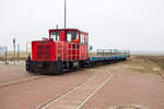 Die DB 399 108-0 (98 80 3399 108-0 D-DB) der Wangerooger Inselbahn (der DB Fernverkehr AG bzw. der SIW - Schifffahrt und Inselbahn Wangerooge) drückt am 12 März 2024 einen kurzen leeren Güterzug (zwei Flachwagen) vom Westanleger Wangerooge in Richtung zum Bahnhof Wangerooge. 

Die meterspurige Lok wurde 1999 von SCHÖMA - Christoph Schöttler Maschinenfabrik GmbH in Diepholz unter der Fabriknummer 5600 für die Inselbahn Wangerooge der Deutsche Bahn AG gebaut und geliefert.
