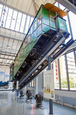
Bhm 1/2 Zahnrad-Dampftriebwagen Nr.10 der Pilatus Bahn ausgestellt im Verkehrszentrum des Deutschen Museums in München (Theresienhöhe), hier am 16.06.2018. Leihgabe der Pilatus Bahnen.

Der Dampftriebwagen wurde 1900 von der SLM unter der Fabriknummer 1309 gebaut und an die Pilatus Bahn geliefert.

Mit Seilbahnen und Zahnradbahnen eroberten Touristen und Ausflügler am Ende des 19. Jahrhunderts die Einsamkeit der Berge. Als erster Schweizer Berg erhielt der sanfte Rigi 1875 die erste Bergbahn Europas. Nach dessen erfolgreicher Eroberung galt es dem schroffen und sagenumwobenen Pilatus am Vierwaldstätter See mit einer Bergbahn zu Leibe zu rücken. Eine besondere technische Herausforderung stellte dabei die starke Neigung der bevorzugten Trasse dar.

Eduard Locher entwickelte dafür 1888 ein Zahnstangensystem. Dank der liegenden Anordnung seiner Fischgrätenzahnstange und dem horizontalen Zahneingriff mit dem liegenden Zahnradpaar war eine Steigung von 48 % realisierbar.

Am 4. Juni 1889 dampfte der erste fahrplanmäßige Zug zum Pilatus. Er brauchte für die 4,3 Kilometer lange Strecke 70 bis 80 Minuten. Bereits 1895 reisten 40.000 Besucher per Zahnradbahn auf den Pilatus. Neun Dampftriebwagen waren dafür im Einsatz. Später kamen noch die Triebwagen 10 (1900) und 11 (1909) hinzu..

Die Triebwagen versahen größtenteils bis zur Umstellung auf elektrischen Betrieb im Jahre 1937 ihre Dienste. Mit den elektrischen Triebwagen konnte man mit weniger Personal in kürzerer Zeit mehr Gäste befördern. Bis auf die Dampftriebwagen 9 und 10 wurden die restlichen Fahrzeuge noch im selben Jahr verschrottet. Wagen 9 blieb bis 1981 als Reserve bei der Pilatusbahn und ist seitdem im Verkehrshaus der Schweiz in Luzern ausgestellt, Wagen 10 ist eine Dauerleihgabe des Verkehrshauses an das Deutsche Museum in München.

Heute fahren jährlich über 250.000 Besucher mit der steilsten Zahnradbahn der Welt auf den Pilatus, um von hier einen Blick auf die Schweizer Alpenwelt zu werfen.

TECHNISCHE DATEN:
Spurweite: 	800 mm
Achsformel:  2z
Länge über Puffer: 10.300 mm
Achsabstand der Laufräder: 7.200 mm
Leergewicht: 7,6 t 
Dienstgewicht:  13,2 t
Kohlevorrat: 500 kg
Wasservorrat: 880 l
Höchstgeschwindigkeit: 3,6 km/h (bergwärts) / 3 km/h (talwärts)
Leistung: 73 PS
Treibzahnraddurchmesser: 	409 mm
Zahnradsystem: 	Locher
Zylinderdurchmesser: 	235 mm
Kolbenhub: 300 mm
Kesselüberdruck: 12 bar
Anzahl der Heizrohre: 	130
Rostfläche: 	0,40 m²
Strahlungsheizfläche: 	2,40 m²
Verdampfungsheizfläche: 	21,0 m²
Steigung max.: 	48 %
Sitzplätze: 	35
