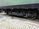 Geschwei�tes G�rlitzer Drehgestell III leicht mit vierter Federung unter einem ehemaligen E 30 Reisezugwagen, jetzt mit der Modellbahnanlage des S�chsischen Eisenbahnmuseums in Chemnitz am 19.04.2017.