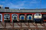 Das Motto vom diesjährigen Lokschuppenfestes (18.08.2012) vom Südwestfälische Eisenbahnmuseum in Siegen war ozeanblau beige - Vor Lokschuppen ausgestellt sind (v.l.n.r.) 332 090-0, 261 671-2, 212