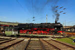 Die 52 8134-0 (90 80 0051 134-9 D-EFBS) der Eisenbahnfreunde Betzdorf (zur Zeit der Aufnahme) am 23.04.2011 im Südwestfälische Eisenbahnmuseum in Siegen auf der  Drehscheibe.

Die Lok war, bedingt durch die Wiedervereinigung, eine der letzten Normalspurigen Dampfloks der DB. Zudem war sie als 052 134-4 eine der wenigen waren 52 der DB (BR 52.80). Sie wurde am 05.12.1994 z-gestellt und am 05.07.1995 bei der DBAG ausgemustert. 

Die Lok wurde 1965 im Reichsbahnausbesserungswerk (RAW) Stendal
aus der 1943 bei der Lokfabrik Wien-Floridsdorf (Fabriknummer 16591) gebauten 52 7138 rekonstruiert.

LEBENSLAUF:
1943 	bis 1965 - DR 52 7138
1965 bis 1970 - DR 52 8134
1970 bis 1992 - DR 52 8134-0
1992/1993 - DR 052 134-4
Ab 01.01.1994 - DB 052 134-4
05.07.1995 Ausmusterung und Verkauf an an Privat 
Mai 1997 an EFB - Eisenbahnfreunde Betzdorf  e. V., als 52 8134-0
Zum 01.01.2007 - Vergabe der NVR-Nummer 90 80 0051 134-9 D-EFBS
Im Februar 2016 wurde sie an die ÖGEG - Österreichische Gesellschaft für Eisenbahngeschichte e. V. in Linz verkauft.

Die Reko-Lokomotiven der Baureihe 52.80 entstanden ab 1960 bei der Deutschen Reichsbahn aus grundlegend überarbeiteten Kriegslokomotiven (KDL 1) der Baureihe 52. Diese als Rekonstruktion bezeichnete Modernisierung der Lokomotive erstreckte sich mit wenigen Ausnahmen auf fast alle Bauteile und Baugruppen der Maschine.

Nachdem dargelegt worden war, dass die Rekonstruktion wirtschaftlicher sei als das Generalreparaturprogramm, wurde dieses zurückgefahren und man begann im Frühsommer des Jahres 1960 im Raw Stendal mit der Rekonstruktion der Baureihe 52. Zum einen waren bei einigen Maschinen auch die Langkessel verschlissen, zum anderen ergaben sich damit Vorteile in der Unterhaltung. 200 Lokomotiven erhielten bis 1967 den ursprünglich für die Baureihe 50.35 konstruierten Verbrennungskammerkessel Typ 50E. Die Anpassungsarbeiten erfolgten ausschließlich am Rahmen. Dadurch blieben die Rekokessel freizügig tauschbar. Rekonstruiert wurden nur Maschinen mit Blechrahmen. Weitere markante Merkmale der Rekolokomotiven waren neue Zylinder in Schweißausführung, eine Mischvorwärmeranlage der Bauart IfS/DR und, bedingt durch den neuen Kessel, neue Führerhausvorderwände mit ovalen Fenstern. Der vorgesehene komplette Ersatz der Führerhäuser und die Kupplung mit neuen Tendern kam nicht zustande, da keine Kapazitäten dafür vorhanden waren. Die verschlissenen Wannentender 2’2’ T30 wurden meist mit neu gebauten Wannen versehen.

Weitere Rekonstruktionsmaßnahmen betrafen den Einbau von Achslagerstellkeilen und die Erneuerung der Krauss-Helmholtz-Lenkgestelle. Entgegen oft geäußerten, anderslautenden Meinungen wurden die Schieber im Rahmen der Rekonstruktion nicht ersetzt oder umgebaut. Die Lokomotiven behielten ihre Regelkolbenschieber mit Druckausgleichern der Bauart Winterthur und damit auch ihre schlechten Leerlaufeigenschaften. Erst in den 1980er Jahren wurden bei einigen Lokomotiven im Raw Meiningen Druckausgleichskolbenschieber der Bauart Trofimoff/Meiningen und Zylindersicherheitsventile eingebaut. Durch diesen Umbau verbesserten sich die Leerlaufeigenschaften der Maschinen enorm, was sich wiederum in der Einsparung von Schmier- und Brennstoffen bemerkbar machte.

Eine Reko-Maschine konnte in der Ebene 1400 Tonnen mit 70 km/h schleppen. Die Grenzlast lag bei 2600 Tonnen. 

TECHNISCHE DATEN:
Nummerierung: 	52 8001–8200
Anzahl: 200
Hersteller: 	Raw Stendal
Umbaujahre: 1960–1967
Spurweite: 	1.435 mm
Bauart: 1’E h2
Gattung: G 56.15
Länge über Puffer: 22 975 mm
Gesamtradstand: 9200 mm
Radstand mit Tender: 19 000 mm
Kleinster bef. Halbmesser: 100 m
Leergewicht: 80,0 t
Dienstgewicht: 89,7 t
Dienstgewicht mit Tender: 136 t
Höchstgeschwindigkeit: 80 / 50 km/h (vorwärts / rückwärts)
Indizierte Leistung: 1.177 kW / 1.600 PSi
Anfahrzugkraft: ca. 214 kN
Kuppel- und Treibraddurchmesser: 1.400 mm
Laufraddurchmesser vorn: 850 mm
Steuerungsart: Heusinger
Zylinderanzahl: 2
Zylinderdurchmesser: 600 mm
Kolbenhub: 660 mm
Kessel: 50E
Kesselüberdruck: 16 bar
Anzahl der Heizrohre: 124
Anzahl der Rauchrohre: 38
Tender: 2’2’ T30
Dienstgewicht des Tenders: 	45,2 t
Wasservorrat: 30 m³
Brennstoffvorrat: 10 t Kohle
