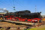 Die 52 8134-0 (90 80 0051 134-9 D-EFBS) der Eisenbahnfreunde Betzdorf (zur Zeit der Aufnahme) am 23.04.2011 im Südwestfälische Eisenbahnmuseum in Siegen auf der  Drehscheibe.

Die Lok war, bedingt durch die Wiedervereinigung, eine der letzten Normalspurigen Dampfloks der DB. Zudem war sie als 052 134-4 eine der wenigen waren 52 der DB (BR 52.80). Sie wurde am 05.12.1994 z-gestellt und am 05.07.1995 bei der DBAG ausgemustert. 

Die Lok wurde 1965 im Reichsbahnausbesserungswerk (RAW) Stendal
aus der 1943 bei der Lokfabrik Wien-Floridsdorf (Fabriknummer 16591) gebauten 52 7138 rekonstruiert.

LEBENSLAUF:
1943 	bis 1965 - DR 52 7138
1965 bis 1970 - DR 52 8134
1970 bis 1992 - DR 52 8134-0
1992/1993 - DR 052 134-4
Ab 01.01.1994 - DB 052 134-4
05.07.1995 Ausmusterung und Verkauf an an Privat 
Mai 1997 an EFB - Eisenbahnfreunde Betzdorf  e. V., als 52 8134-0
Zum 01.01.2007 - Vergabe der NVR-Nummer 90 80 0051 134-9 D-EFBS
Im Februar 2016 wurde sie an die ÖGEG - Österreichische Gesellschaft für Eisenbahngeschichte e. V. in Linz verkauft.

Die Reko-Lokomotiven der Baureihe 52.80 entstanden ab 1960 bei der Deutschen Reichsbahn aus grundlegend überarbeiteten Kriegslokomotiven (KDL 1) der Baureihe 52. Diese als Rekonstruktion bezeichnete Modernisierung der Lokomotive erstreckte sich mit wenigen Ausnahmen auf fast alle Bauteile und Baugruppen der Maschine.

Nachdem dargelegt worden war, dass die Rekonstruktion wirtschaftlicher sei als das Generalreparaturprogramm, wurde dieses zurückgefahren und man begann im Frühsommer des Jahres 1960 im Raw Stendal mit der Rekonstruktion der Baureihe 52. Zum einen waren bei einigen Maschinen auch die Langkessel verschlissen, zum anderen ergaben sich damit Vorteile in der Unterhaltung. 200 Lokomotiven erhielten bis 1967 den ursprünglich für die Baureihe 50.35 konstruierten Verbrennungskammerkessel Typ 50E. Die Anpassungsarbeiten erfolgten ausschließlich am Rahmen. Dadurch blieben die Rekokessel freizügig tauschbar. Rekonstruiert wurden nur Maschinen mit Blechrahmen. Weitere markante Merkmale der Rekolokomotiven waren neue Zylinder in Schweißausführung, eine Mischvorwärmeranlage der Bauart IfS/DR und, bedingt durch den neuen Kessel, neue Führerhausvorderwände mit ovalen Fenstern. Der vorgesehene komplette Ersatz der Führerhäuser und die Kupplung mit neuen Tendern kam nicht zustande, da keine Kapazitäten dafür vorhanden waren. Die verschlissenen Wannentender 2’2’ T30 wurden meist mit neu gebauten Wannen versehen.

Weitere Rekonstruktionsmaßnahmen betrafen den Einbau von Achslagerstellkeilen und die Erneuerung der Krauss-Helmholtz-Lenkgestelle. Entgegen oft geäußerten, anderslautenden Meinungen wurden die Schieber im Rahmen der Rekonstruktion nicht ersetzt oder umgebaut. Die Lokomotiven behielten ihre Regelkolbenschieber mit Druckausgleichern der Bauart Winterthur und damit auch ihre schlechten Leerlaufeigenschaften. Erst in den 1980er Jahren wurden bei einigen Lokomotiven im Raw Meiningen Druckausgleichskolbenschieber der Bauart Trofimoff/Meiningen und Zylindersicherheitsventile eingebaut. Durch diesen Umbau verbesserten sich die Leerlaufeigenschaften der Maschinen enorm, was sich wiederum in der Einsparung von Schmier- und Brennstoffen bemerkbar machte.

Eine Reko-Maschine konnte in der Ebene 1400 Tonnen mit 70 km/h schleppen. Die Grenzlast lag bei 2600 Tonnen. 

TECHNISCHE DATEN:
Nummerierung: 	52 8001–8200
Anzahl: 200
Hersteller: 	Raw Stendal
Umbaujahre: 1960–1967
Spurweite: 	1.435 mm
Bauart: 1’E h2
Gattung: G 56.15
Länge über Puffer: 22 975 mm
Gesamtradstand: 9200 mm
Radstand mit Tender: 19 000 mm
Kleinster bef. Halbmesser: 100 m
Leergewicht: 80,0 t
Dienstgewicht: 89,7 t
Dienstgewicht mit Tender: 136 t
Höchstgeschwindigkeit: 80 / 50 km/h (vorwärts / rückwärts)
Indizierte Leistung: 1.177 kW / 1.600 PSi
Anfahrzugkraft: ca. 214 kN
Kuppel- und Treibraddurchmesser: 1.400 mm
Laufraddurchmesser vorn: 850 mm
Steuerungsart: Heusinger
Zylinderanzahl: 2
Zylinderdurchmesser: 600 mm
Kolbenhub: 660 mm
Kessel: 50E
Kesselüberdruck: 16 bar
Anzahl der Heizrohre: 124
Anzahl der Rauchrohre: 38
Tender: 2’2’ T30
Dienstgewicht des Tenders: 	45,2 t
Wasservorrat: 30 m³
Brennstoffvorrat: 10 t Kohle
