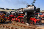 Die 52 8134-0 (90 80 0051 134-9 D-EFBS) der Eisenbahnfreunde Betzdorf (zur Zeit der Aufnahme) fährt am 23.04.2011 im Südwestfälische Eisenbahnmuseum in Siegen auf die Drehscheibe.

Die Lok war, bedingt durch die Wiedervereinigung, eine der letzten Normalspurigen Dampfloks der DB. Zudem war sie als 052 134-4 eine der wenigen waren 52 der DB (BR 52.80). Sie wurde am 05.12.1994 z-gestellt und am 05.07.1995 bei der DBAG ausgemustert. 

Die Lok wurde 1965 im Reichsbahnausbesserungswerk (RAW) Stendal
aus der 1943 bei der Lokfabrik Wien-Floridsdorf (Fabriknummer 16591) gebauten 52 7138 rekonstruiert.

LEBENSLAUF:
1943 	bis 1965 - DR 52 7138
1965 bis 1970 - DR 52 8134
1970 bis 1992 - DR 52 8134-0
1992/1993 - DR 052 134-4
Ab 01.01.1994 - DB 052 134-4
05.07.1995 Ausmusterung und Verkauf an an Privat 
Mai 1997 an EFB - Eisenbahnfreunde Betzdorf  e. V., als 52 8134-0
Zum 01.01.2007 - Vergabe der NVR-Nummer 90 80 0051 134-9 D-EFBS
Im Februar 2016 wurde sie an die ÖGEG - Österreichische Gesellschaft für Eisenbahngeschichte e. V. in Linz verkauft.

Die Reko-Lokomotiven der Baureihe 52.80 entstanden ab 1960 bei der Deutschen Reichsbahn aus grundlegend überarbeiteten Kriegslokomotiven (KDL 1) der Baureihe 52. Diese als Rekonstruktion bezeichnete Modernisierung der Lokomotive erstreckte sich mit wenigen Ausnahmen auf fast alle Bauteile und Baugruppen der Maschine.

Nachdem dargelegt worden war, dass die Rekonstruktion wirtschaftlicher sei als das Generalreparaturprogramm, wurde dieses zurückgefahren und man begann im Frühsommer des Jahres 1960 im Raw Stendal mit der Rekonstruktion der Baureihe 52. Zum einen waren bei einigen Maschinen auch die Langkessel verschlissen, zum anderen ergaben sich damit Vorteile in der Unterhaltung. 200 Lokomotiven erhielten bis 1967 den ursprünglich für die Baureihe 50.35 konstruierten Verbrennungskammerkessel Typ 50E. Die Anpassungsarbeiten erfolgten ausschließlich am Rahmen. Dadurch blieben die Rekokessel freizügig tauschbar. Rekonstruiert wurden nur Maschinen mit Blechrahmen. Weitere markante Merkmale der Rekolokomotiven waren neue Zylinder in Schweißausführung, eine Mischvorwärmeranlage der Bauart IfS/DR und, bedingt durch den neuen Kessel, neue Führerhausvorderwände mit ovalen Fenstern. Der vorgesehene komplette Ersatz der Führerhäuser und die Kupplung mit neuen Tendern kam nicht zustande, da keine Kapazitäten dafür vorhanden waren. Die verschlissenen Wannentender 2’2’ T30 wurden meist mit neu gebauten Wannen versehen.

Weitere Rekonstruktionsmaßnahmen betrafen den Einbau von Achslagerstellkeilen und die Erneuerung der Krauss-Helmholtz-Lenkgestelle. Entgegen oft geäußerten, anderslautenden Meinungen wurden die Schieber im Rahmen der Rekonstruktion nicht ersetzt oder umgebaut. Die Lokomotiven behielten ihre Regelkolbenschieber mit Druckausgleichern der Bauart Winterthur und damit auch ihre schlechten Leerlaufeigenschaften. Erst in den 1980er Jahren wurden bei einigen Lokomotiven im Raw Meiningen Druckausgleichskolbenschieber der Bauart Trofimoff/Meiningen und Zylindersicherheitsventile eingebaut. Durch diesen Umbau verbesserten sich die Leerlaufeigenschaften der Maschinen enorm, was sich wiederum in der Einsparung von Schmier- und Brennstoffen bemerkbar machte.

Eine Reko-Maschine konnte in der Ebene 1400 Tonnen mit 70 km/h schleppen. Die Grenzlast lag bei 2600 Tonnen. 

TECHNISCHE DATEN:
Nummerierung: 	52 8001–8200
Anzahl: 200
Hersteller: 	Raw Stendal
Umbaujahre: 1960–1967
Spurweite: 	1.435 mm
Bauart: 1’E h2
Gattung: G 56.15
Länge über Puffer: 22 975 mm
Gesamtradstand: 9200 mm
Radstand mit Tender: 19 000 mm
Kleinster bef. Halbmesser: 100 m
Leergewicht: 80,0 t
Dienstgewicht: 89,7 t
Dienstgewicht mit Tender: 136 t
Höchstgeschwindigkeit: 80 / 50 km/h (vorwärts / rückwärts)
Indizierte Leistung: 1.177 kW / 1.600 PSi
Anfahrzugkraft: ca. 214 kN
Kuppel- und Treibraddurchmesser: 1.400 mm
Laufraddurchmesser vorn: 850 mm
Steuerungsart: Heusinger
Zylinderanzahl: 2
Zylinderdurchmesser: 600 mm
Kolbenhub: 660 mm
Kessel: 50E
Kesselüberdruck: 16 bar
Anzahl der Heizrohre: 124
Anzahl der Rauchrohre: 38
Tender: 2’2’ T30
Dienstgewicht des Tenders: 	45,2 t
Wasservorrat: 30 m³
Brennstoffvorrat: 10 t Kohle
